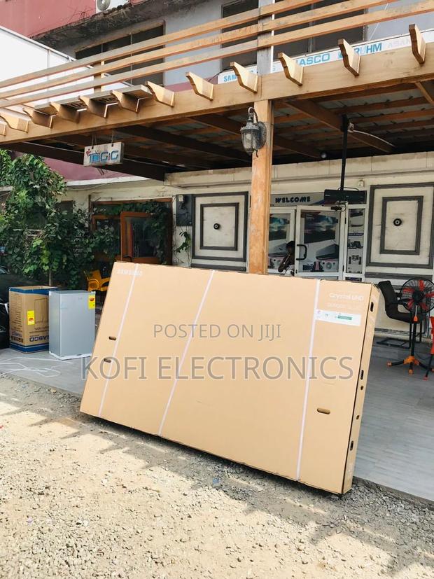 Voice-Controlled Convenience Samsung 98”Tv · Photo 4