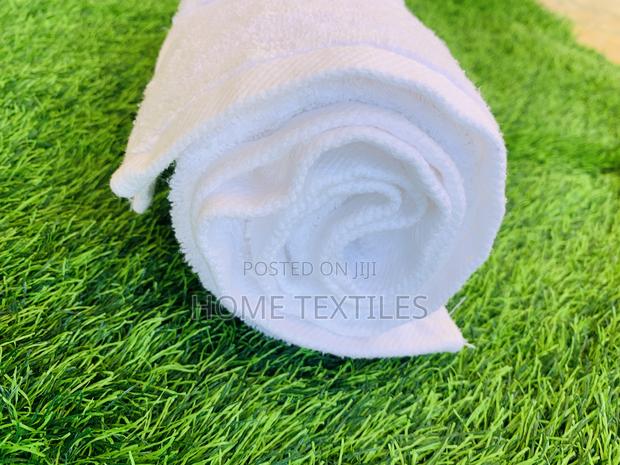 White Bath Towels for Hotel Use (Thick and Soft)