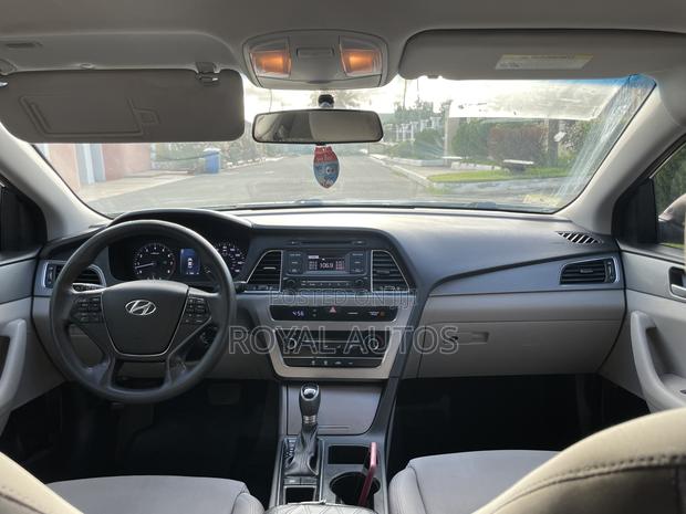 Hyundai Sonata Base Sedan FWD (2.4L 4cyl 6A) 2016 Black photo 9