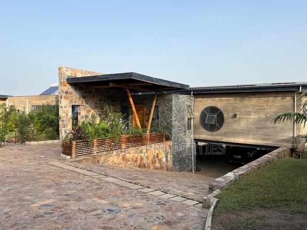 8bdrm Mansion in Aburi for sale · Photo 3
