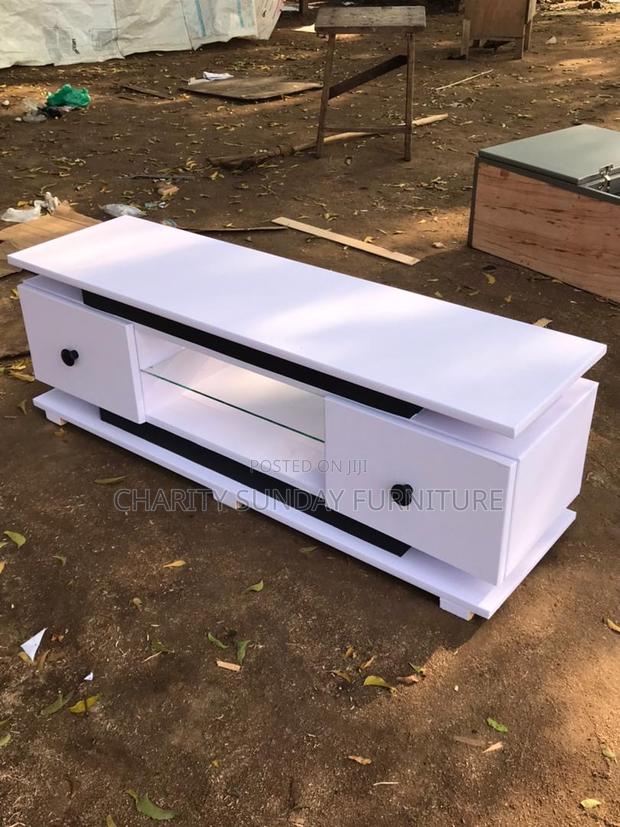 Premium Tv Stand With Glass in the Middle · Photo 2