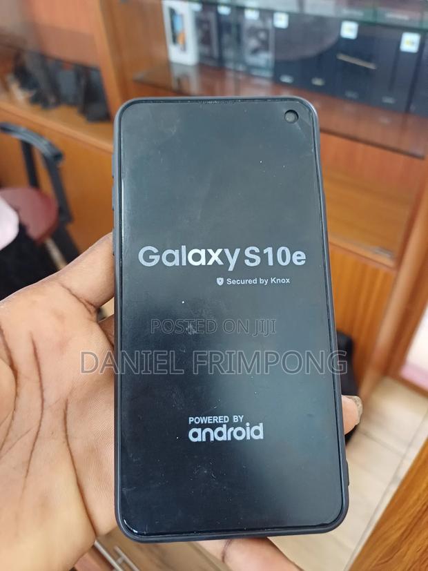 Samsung Galaxy S10e 128 GB Black photo 2