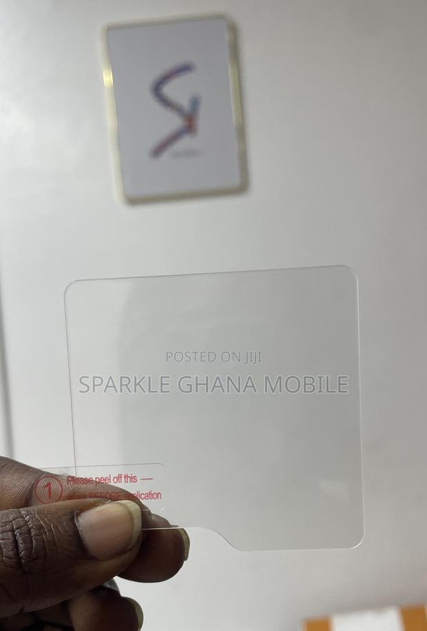 Samsung Z Flip 6 Clear Glass Protector · Photo 2