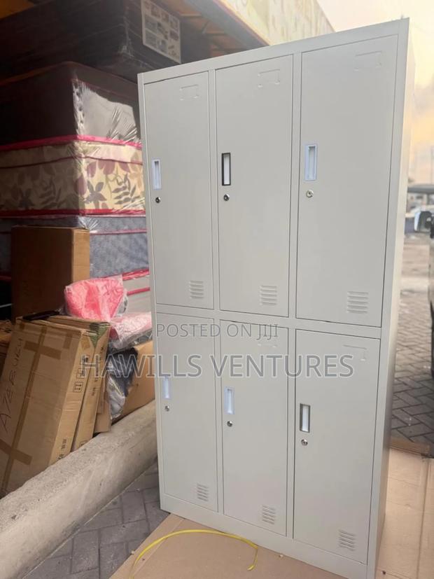 6 Locker Metal Cabinet · Photo 2
