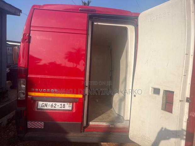 Peugeot Boxer 2012 Red photo 8