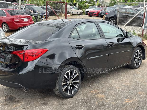 Toyota Corolla SE Special Edition 4dr Sedan (1.8L 4cyl CVT) 2017 Black photo 3
