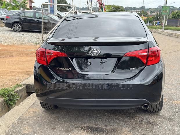 Toyota Corolla SE Special Edition 4dr Sedan (1.8L 4cyl CVT) 2017 Black photo 4