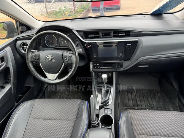 Toyota Corolla SE Special Edition 4dr Sedan (1.8L 4cyl CVT) 2017 Black photo 5