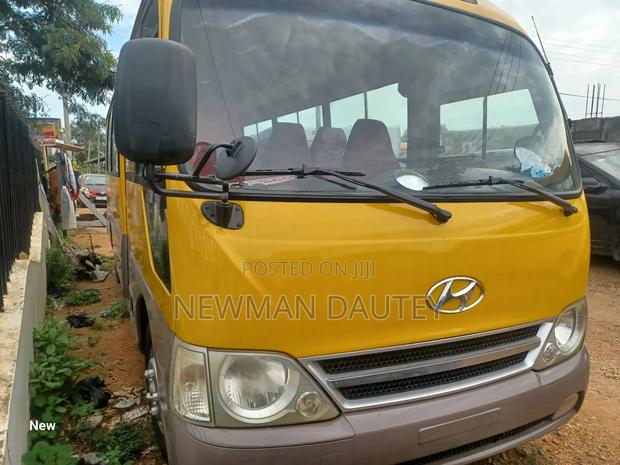 Hyundai County 2012 Yellow