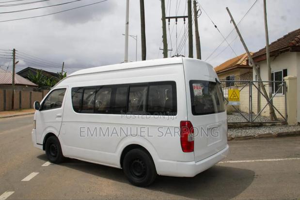 Toyota HiAce 2013 White photo 2