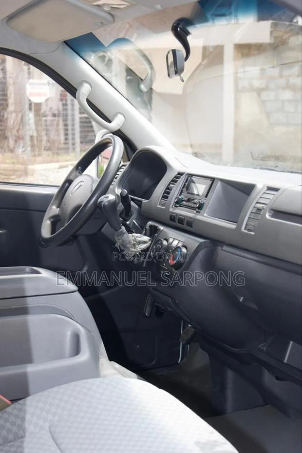 Toyota HiAce 2013 White photo 3