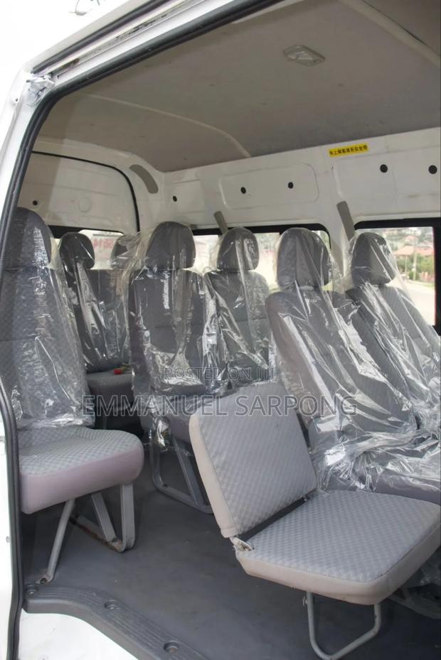 Toyota HiAce 2013 White photo 4