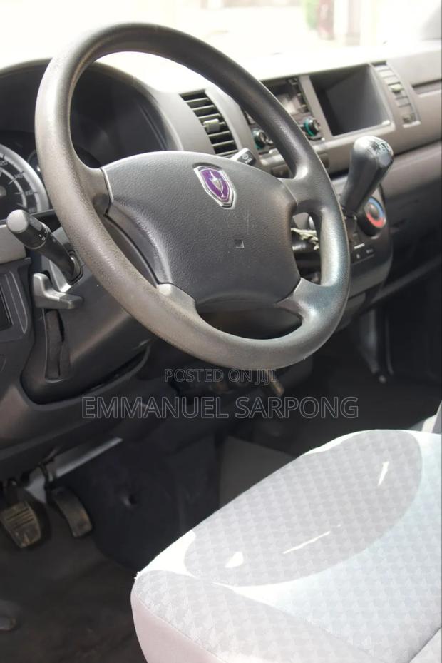 Toyota HiAce 2013 White photo 5