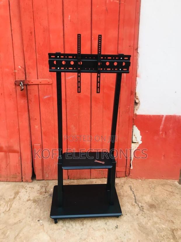 Universal Titan Tv Floor Stand 32-100” · Photo 2