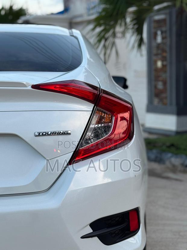 Honda Civic Touring 4dr Sedan (1.5L 4cyl) 2017 White photo 4