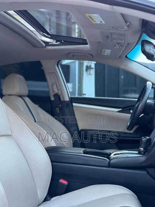 Honda Civic Touring 4dr Sedan (1.5L 4cyl) 2017 White photo 9