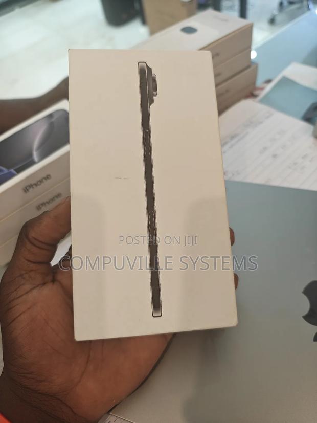 New Apple iPhone Air 256 GB Black · Photo 2