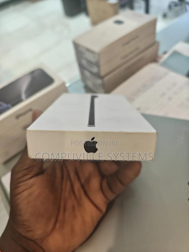 New Apple iPhone Air 256 GB Black · Photo 4