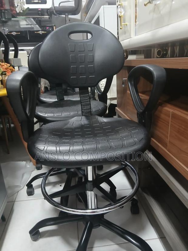 Strong Perfect Lab Stool · Photo 2