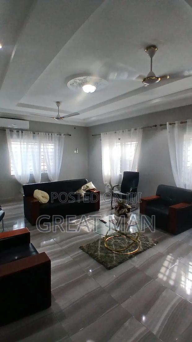 Furnished 3bdrm Apartment in Kokomlemle for Rent · Photo 2