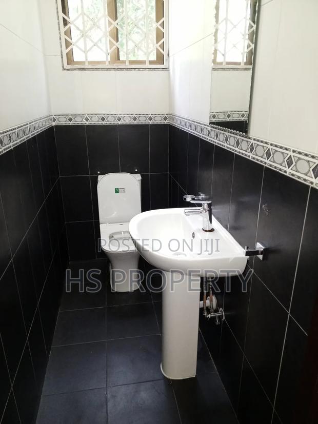 5bdrm House in Cantonments for rent photo 17