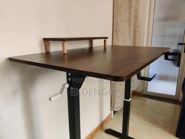 Hand Cranked Adjustable Standing Desk photo 2