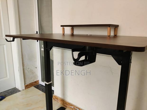 Hand Cranked Adjustable Standing Desk photo 4