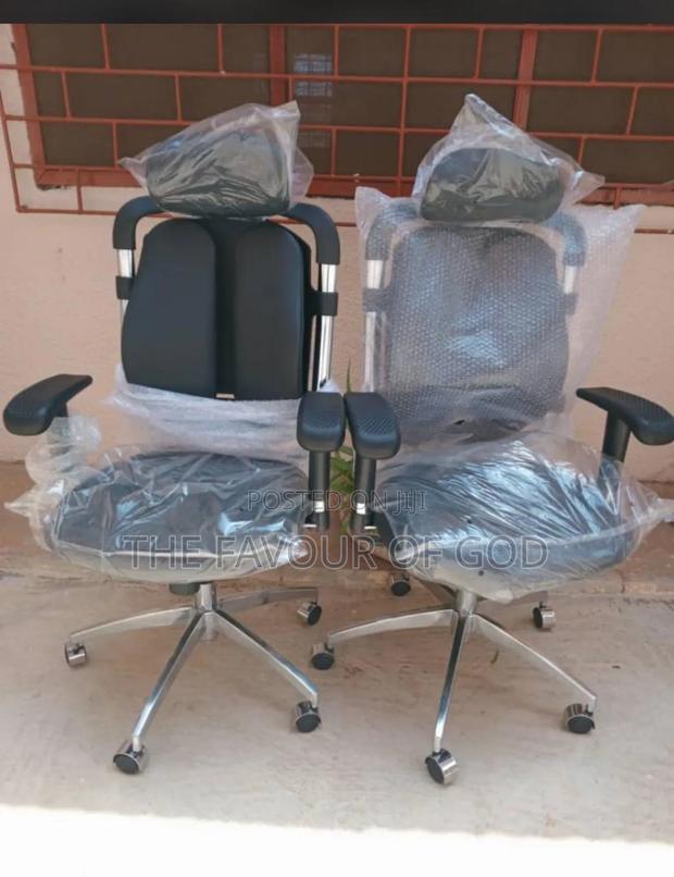 A Strong Ergonomic Swivel Chair · Photo 2