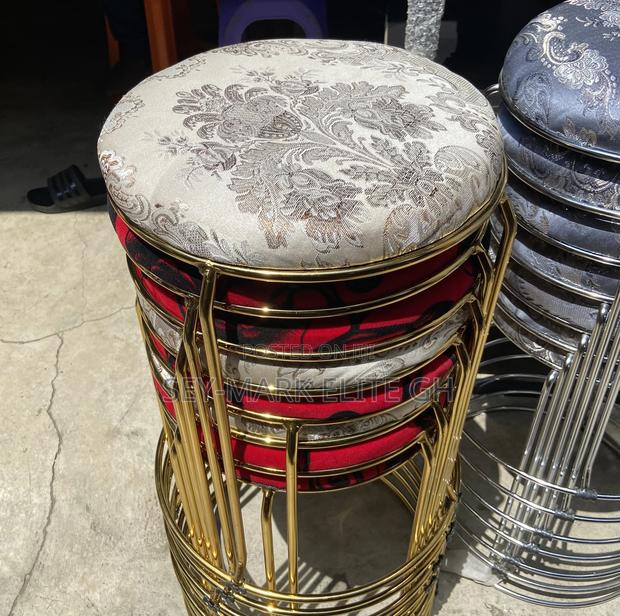 Portable Round Stool(Gold ) · Photo 2