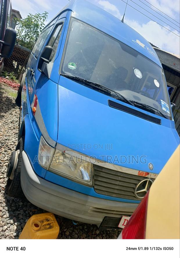 Mercedes-Benz Sprinter 2010 Blue photo 8