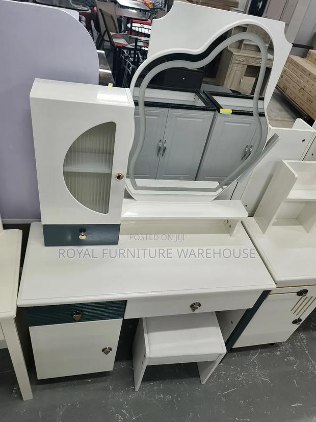 Foreign Type Dressing Table With Light Mirror · Photo 3