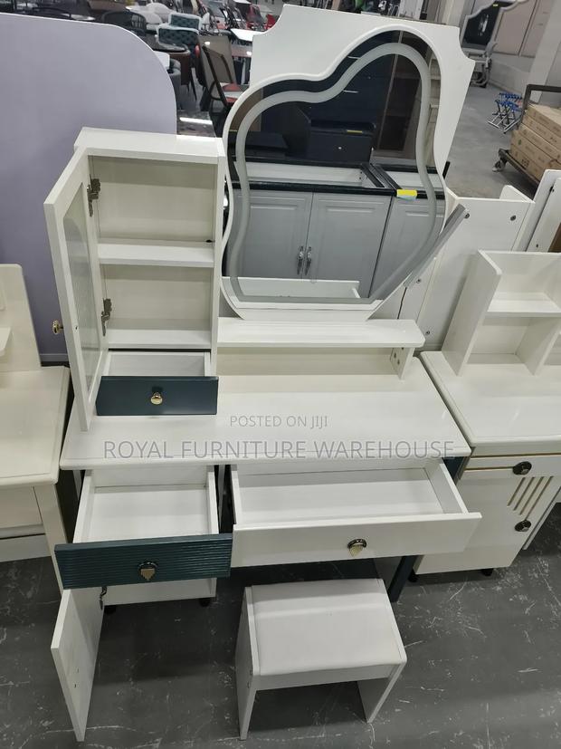 Foreign Type Dressing Table With Light Mirror · Photo 4
