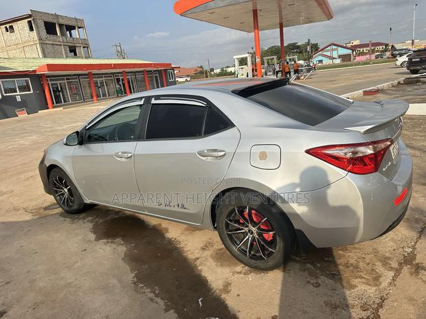 Toyota Corolla LE 4dr Sedan (1.8L 4cyl CVT) 2017 Silver photo 2