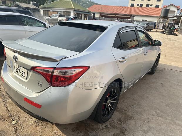 Toyota Corolla LE 4dr Sedan (1.8L 4cyl CVT) 2017 Silver photo 3