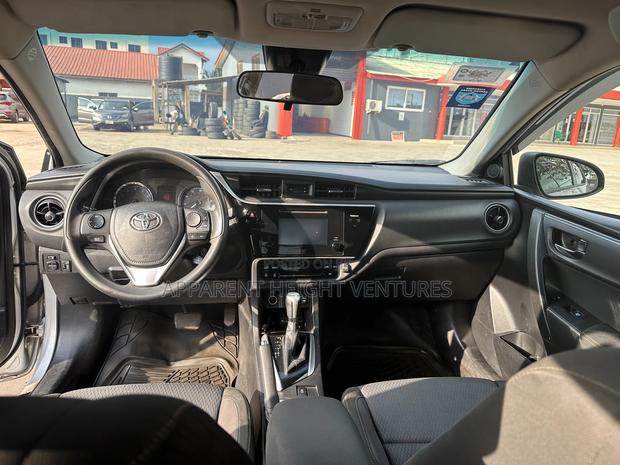 Toyota Corolla LE 4dr Sedan (1.8L 4cyl CVT) 2017 Silver photo 4