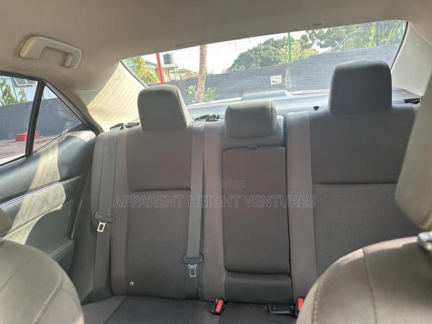 Toyota Corolla LE 4dr Sedan (1.8L 4cyl CVT) 2017 Silver photo 5