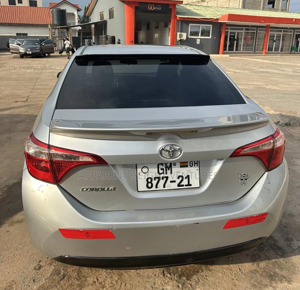 Toyota Corolla LE 4dr Sedan (1.8L 4cyl CVT) 2017 Silver photo 6