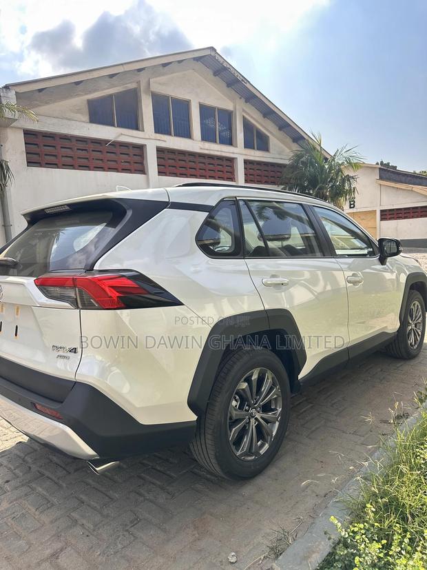 New Toyota RAV4 2025 White photo 3