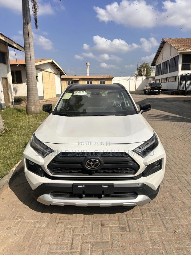 New Toyota RAV4 2025 White photo 4