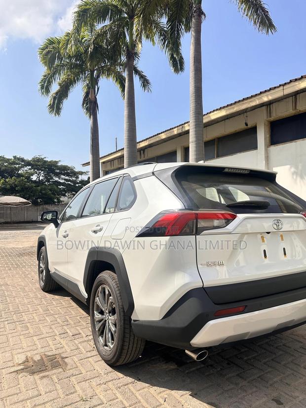 New Toyota RAV4 2025 White photo 5