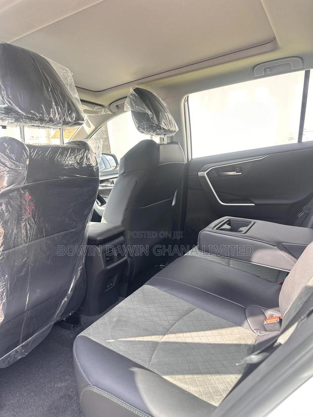 New Toyota RAV4 2025 White photo 8