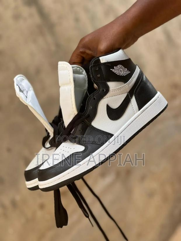 Nike Air Sneakers · Photo 4