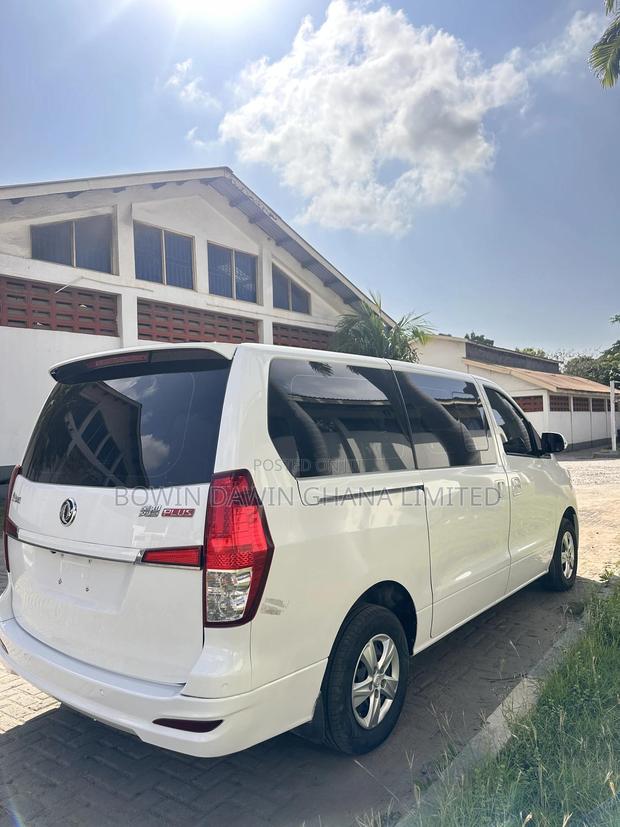 Bus 2021 White