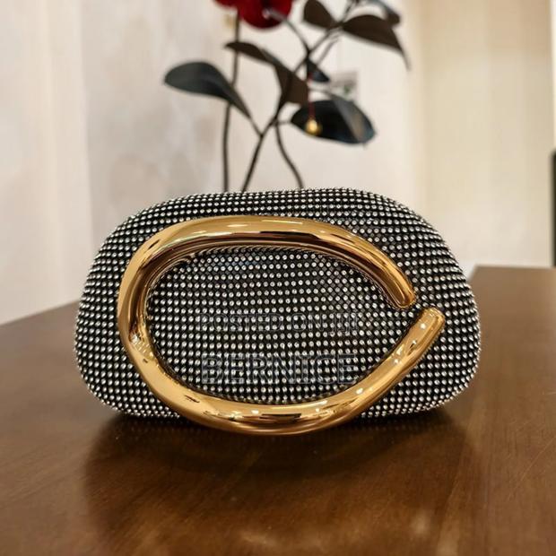 **Timeless Elegance – Stylish Clutch for Every Occasion