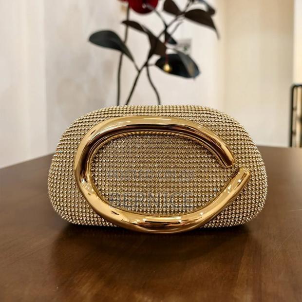 **Timeless Elegance – Stylish Clutch for Every Occasion photo 2