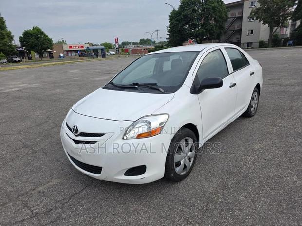 Toyota Yaris Base Sedan 4dr 2010 White