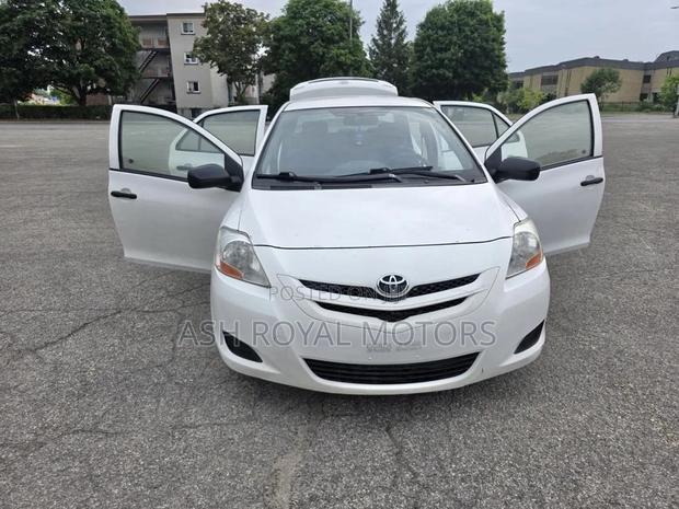Toyota Yaris Base Sedan 4dr 2010 White