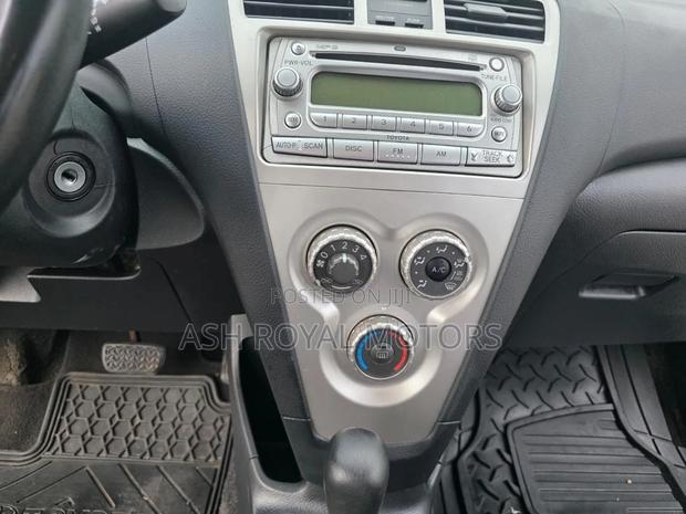 Toyota Yaris Base Sedan 4dr 2010 White