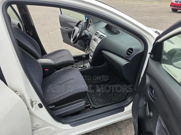 Toyota Yaris Base Sedan 4dr 2010 White