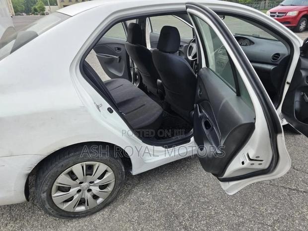 Toyota Yaris Base Sedan 4dr 2010 White